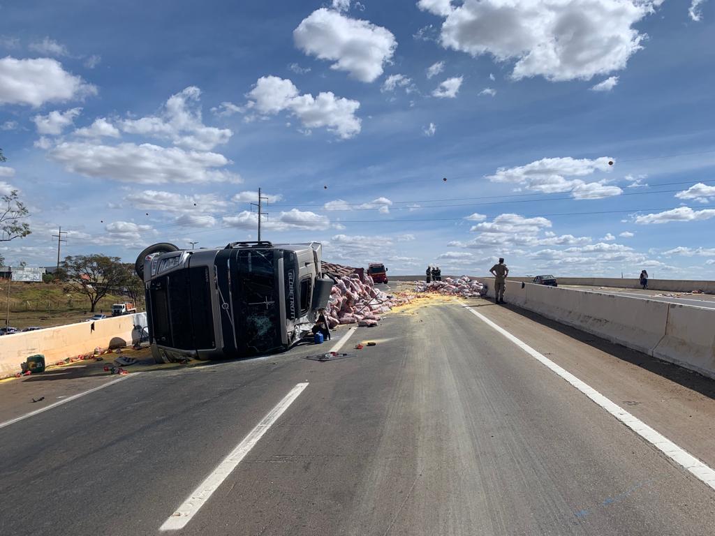 Carreta tomba na BR-060 sentido Anápolis/Brasília