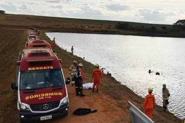 Tragédia no DF: Três irmãos morrem após carro cair em lagoa