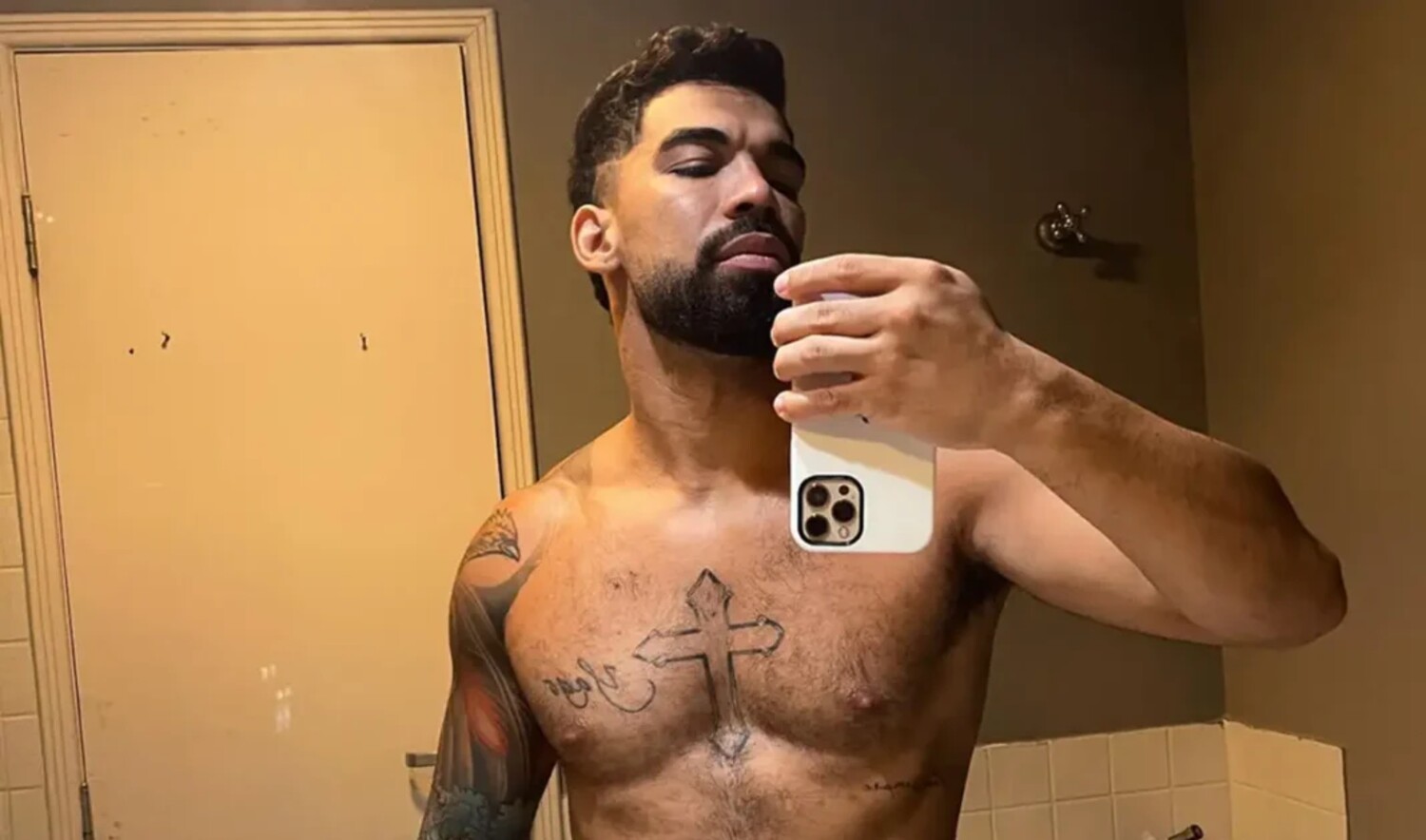 Sertanejo é flagrado fazendo sexo em piscina com influencer e toma atitude após vazamento de vídeo