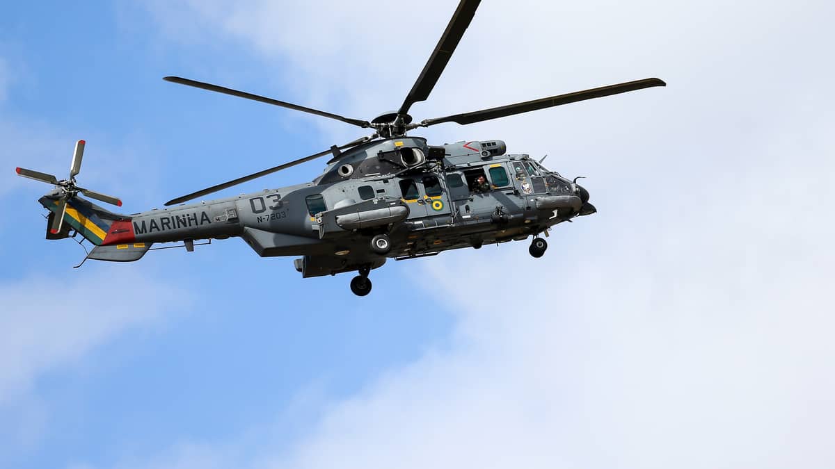 Helicóptero da Marinha cai durante treinamento de pouso, dois morrem