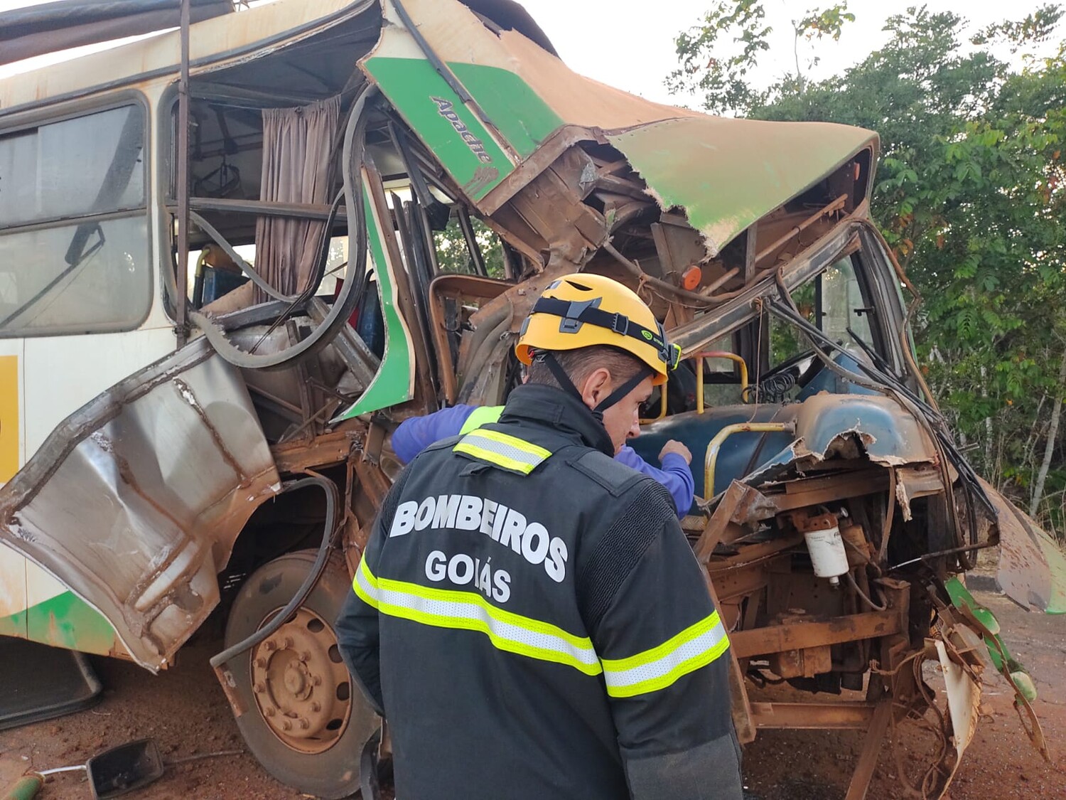 Colisão entre carreta e ônibus deixa feridos em Mineiros