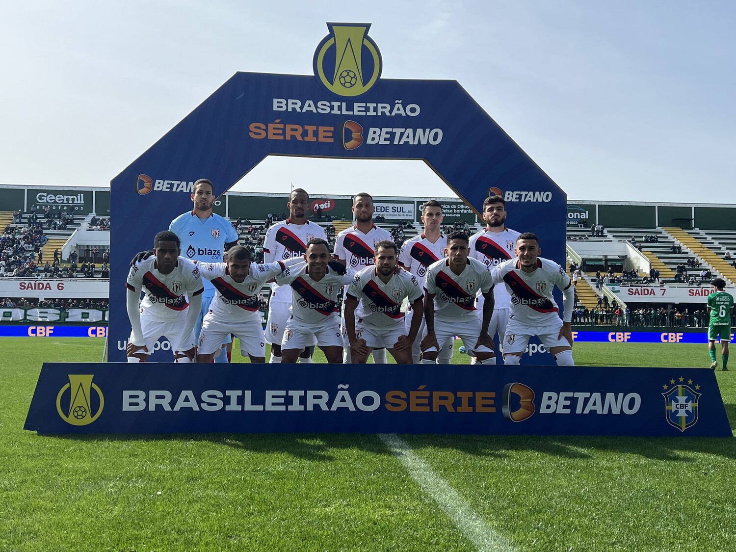 Atlético Goianiense vence Chapecoense e sonha com o acesso na Série A