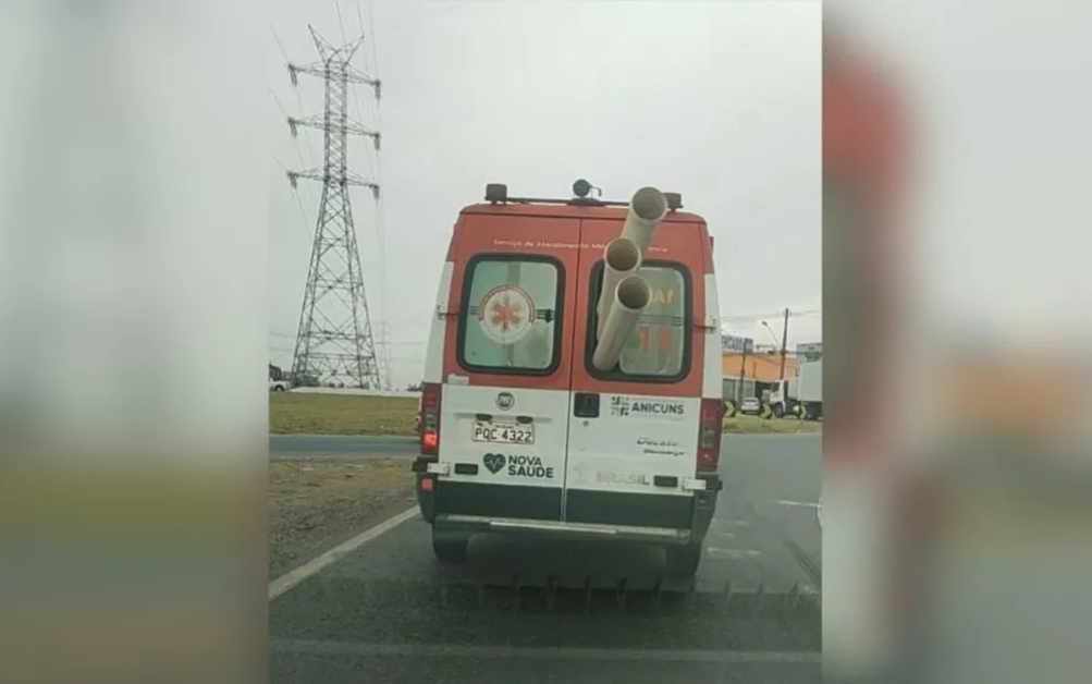 Ambulância do Samu é flagrada com materiais de construção