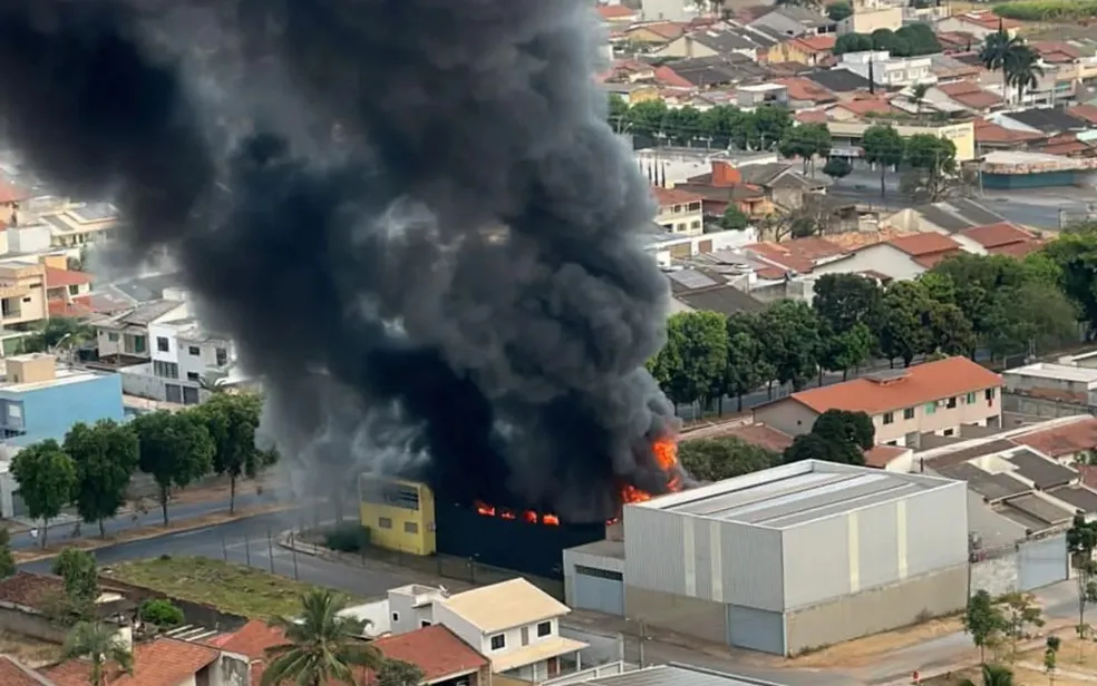 Incêndio de grandes proporções atinge galpão