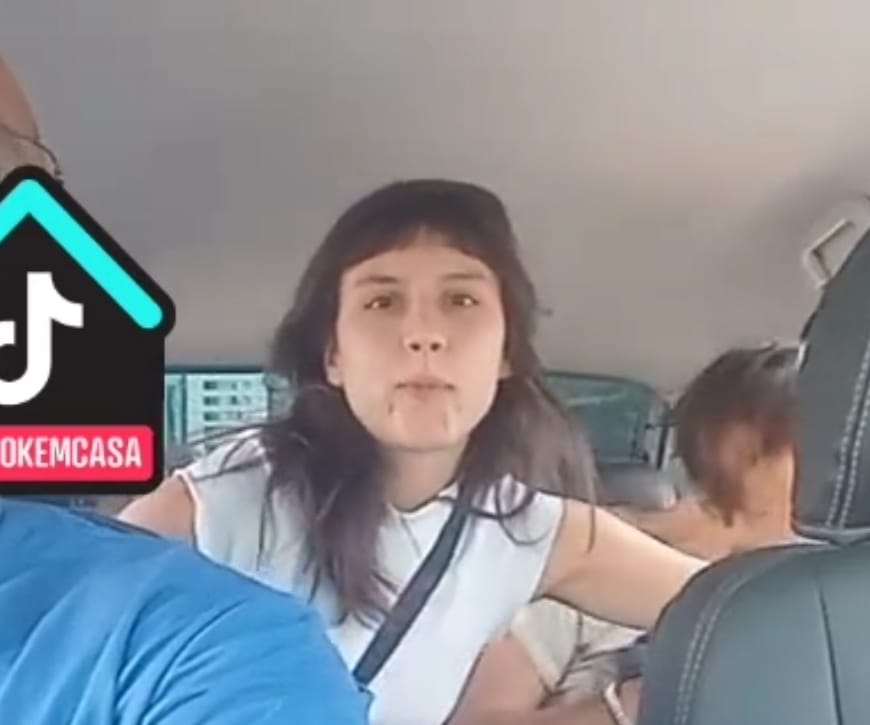 Dona de cafeteria cospe em motorista de aplicativo