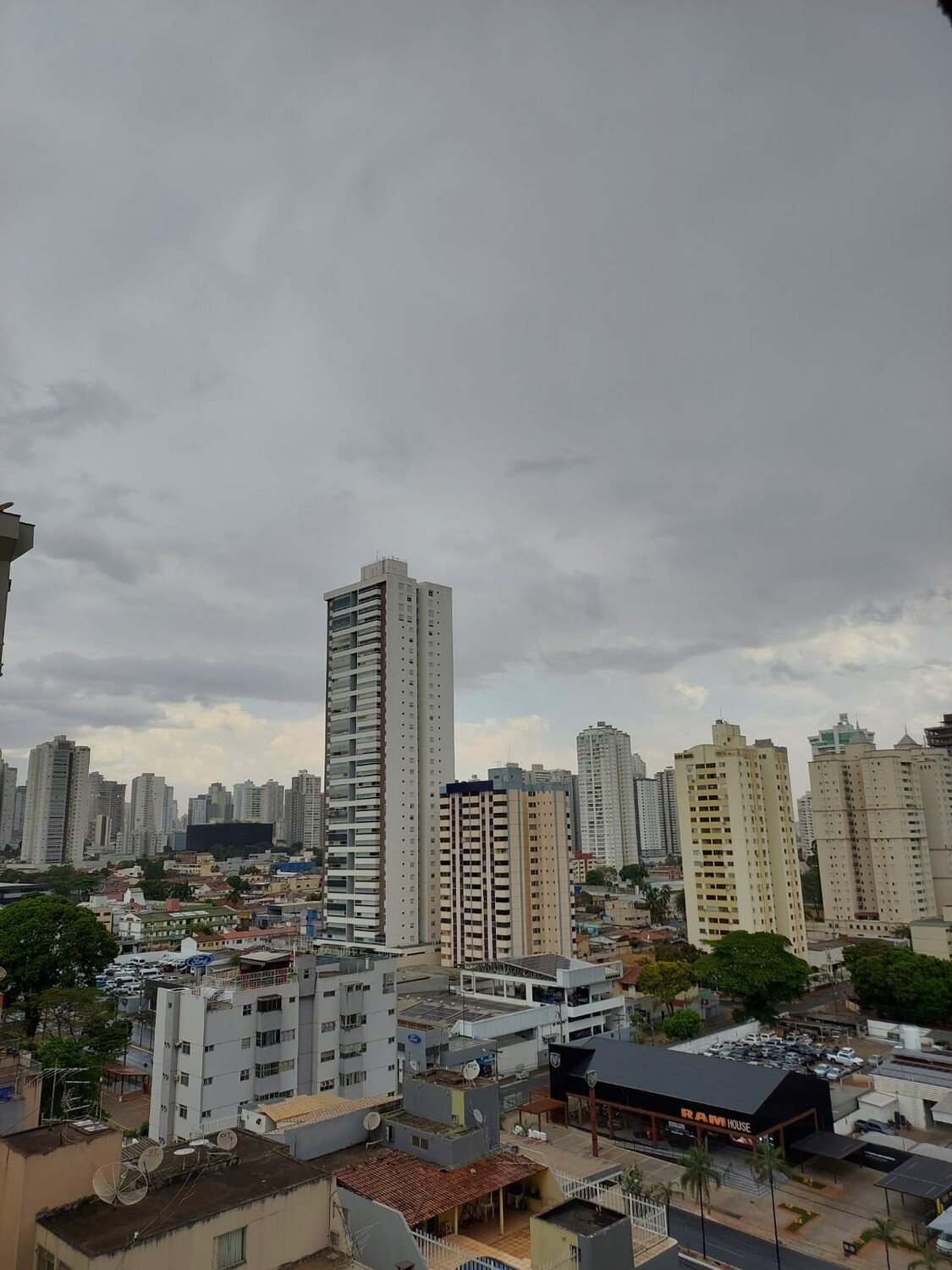 Chuva refresca o clima em Goiás