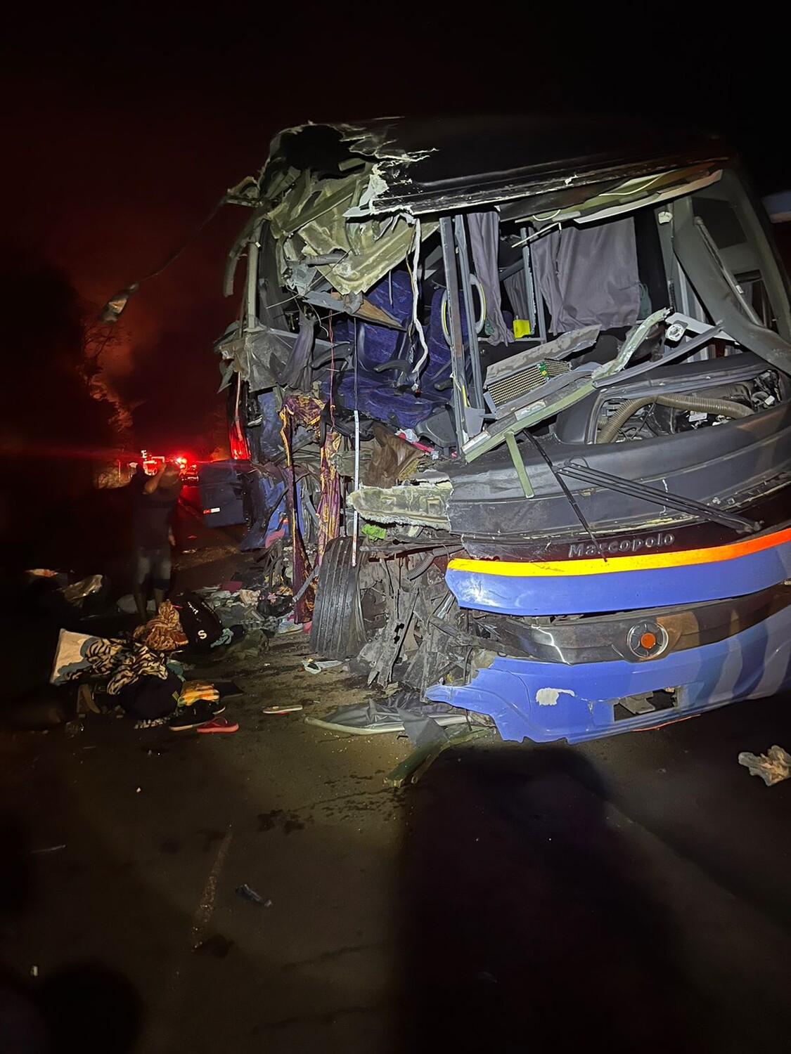 Colisão entre caminhão e ônibus deixa dois mortos e dezenas de feridos