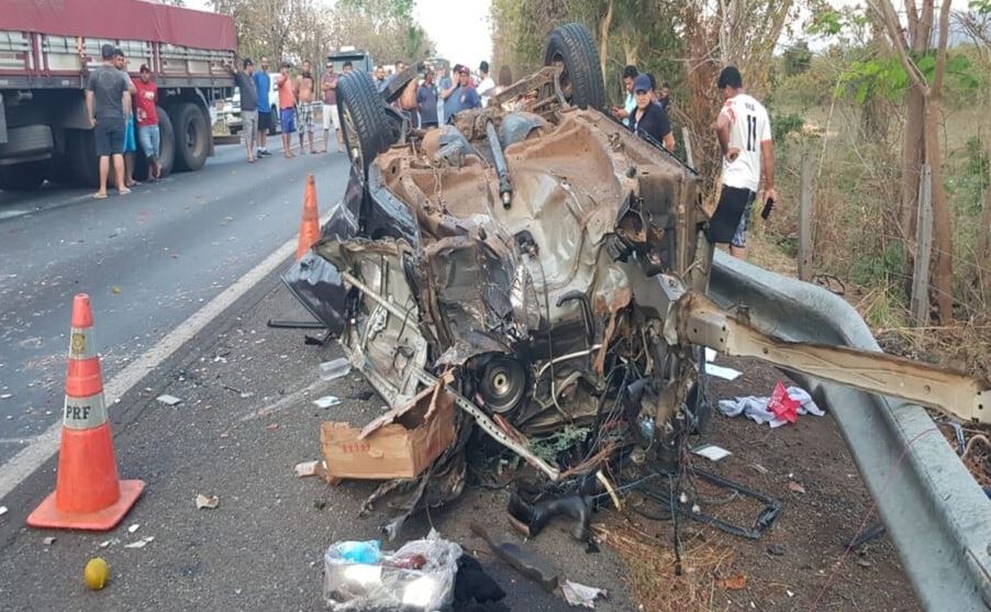 Acidente entre carro e carreta mata três pessoas