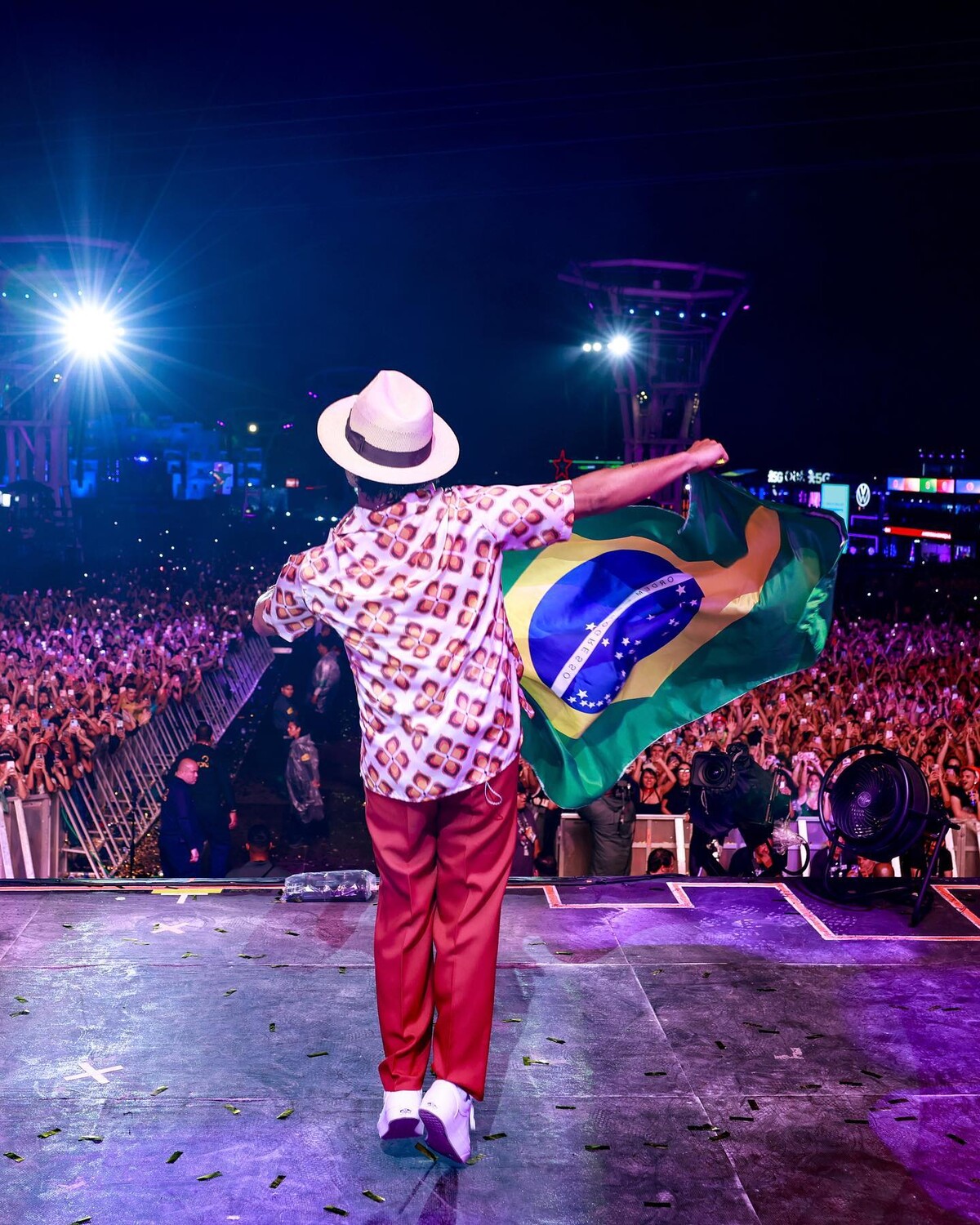 Bons shows e falhas de logística marcam estreia de festival