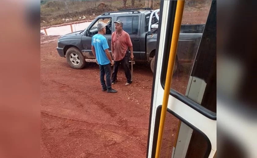 Motorista de ônibus escolar é ameaçado e agredido por homem armado com facão