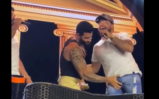 Gusttavo Lima causa polêmica após apalpar colega durante show