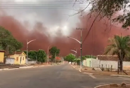 Nuvem de poeira choca moradores no oeste goiano