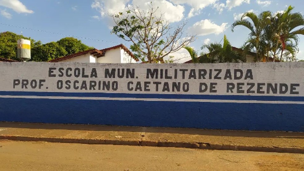 Após levar tesourada de colega na cabeça em escola, aluno é socorrido