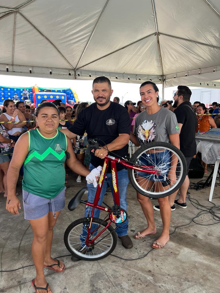 Águias do Bem distribui brinquedos em homenagem ao Dia das Crianças