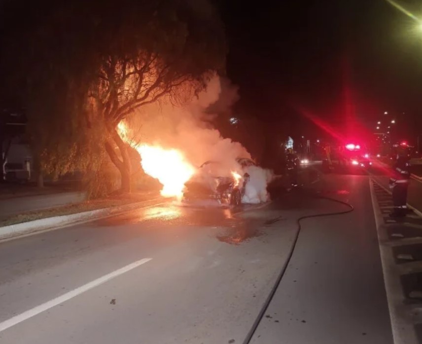 Carro pega fodo no meio de avenida