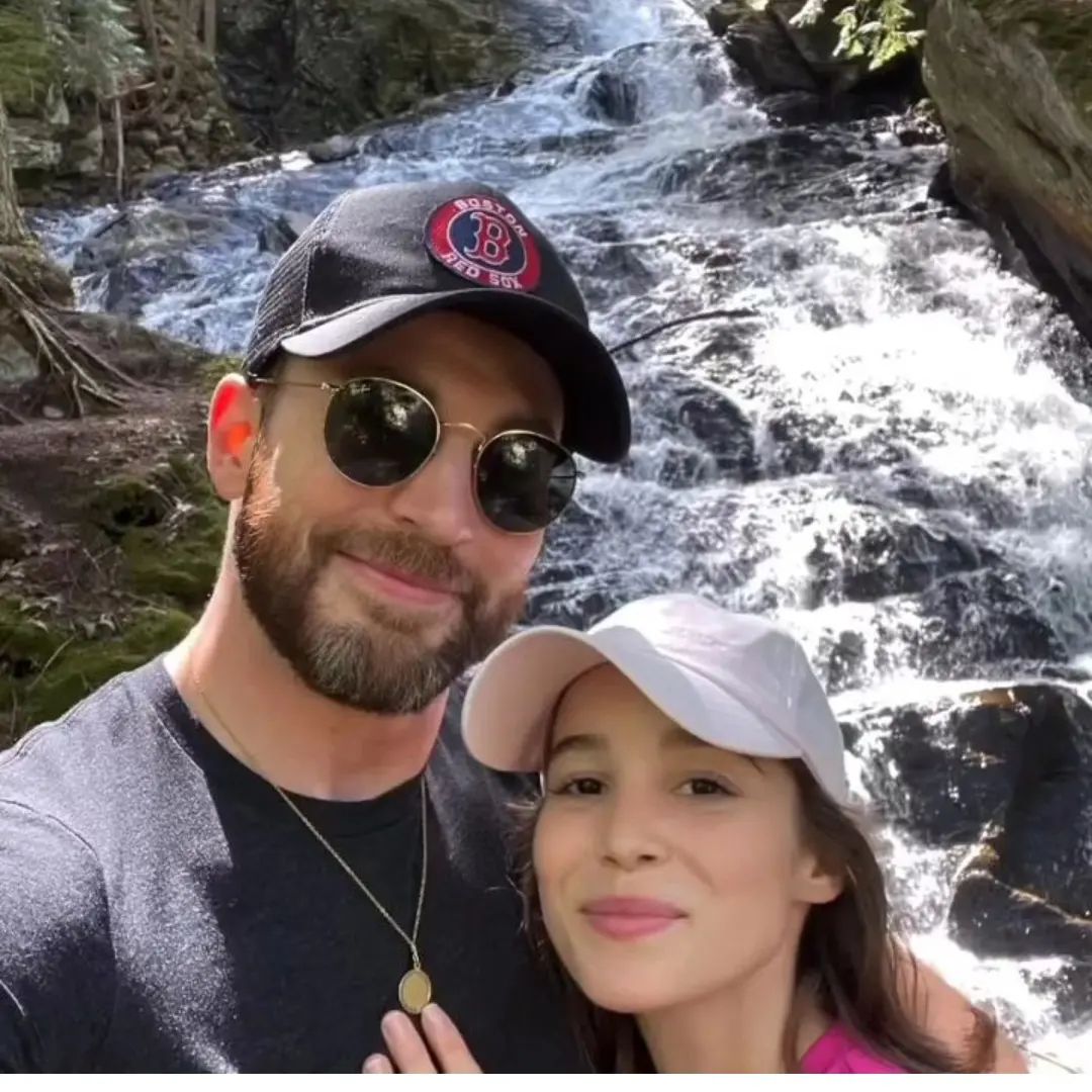 Chris Evans fala pela 1ª vez sobre casamento com luso-brasileira e confirma duas cerimônias