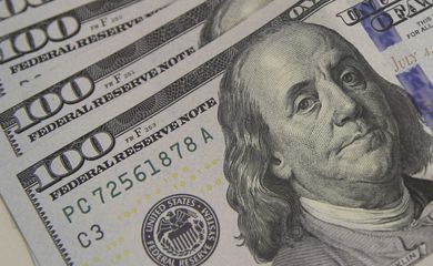 Dólar sobe 0,38% e fecha a R$ 5,0545 com estresse dos Treasuries e guerra