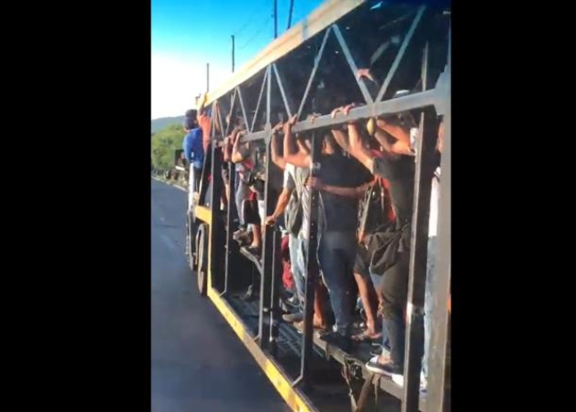 Video: passageiros se arriscam em caminhão cegonha após ônibus serem queimados