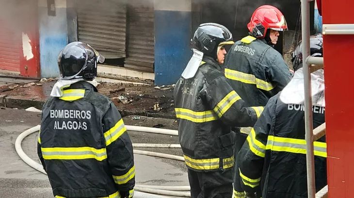 Supermercado incendiado precisou de 16 bombeiros para conter as chamas