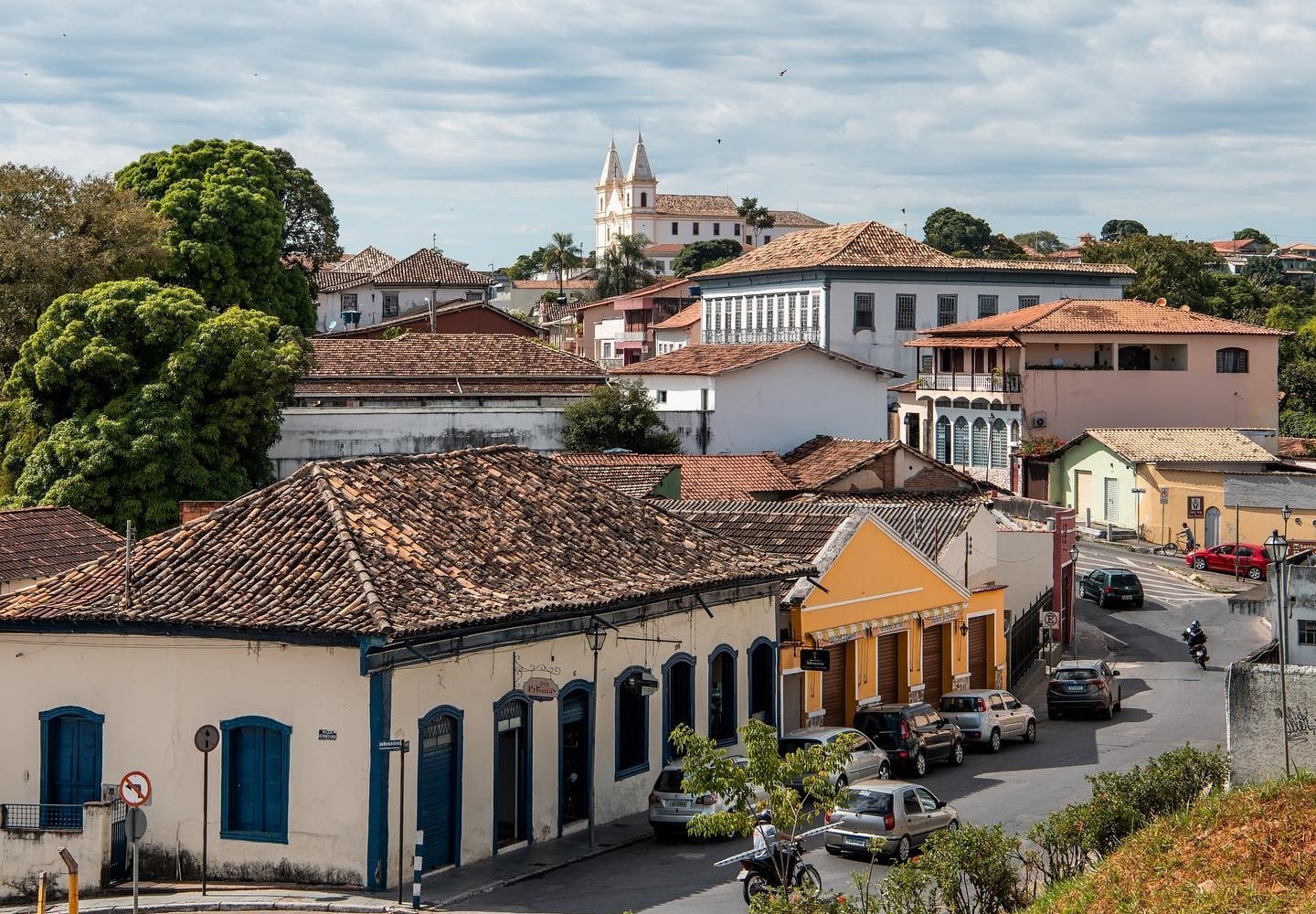 Cidade mineira volta a exigir uso de máscaras apenas para profissionais de saúde mesmo após casos de COVID-19 dispararem