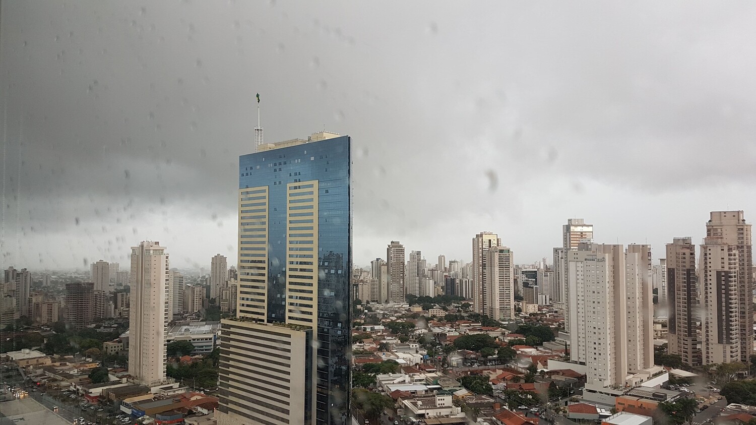 Inmet emite alerta de tempestades para Goiás; Grande Goiânia e Anápolis estão na lista