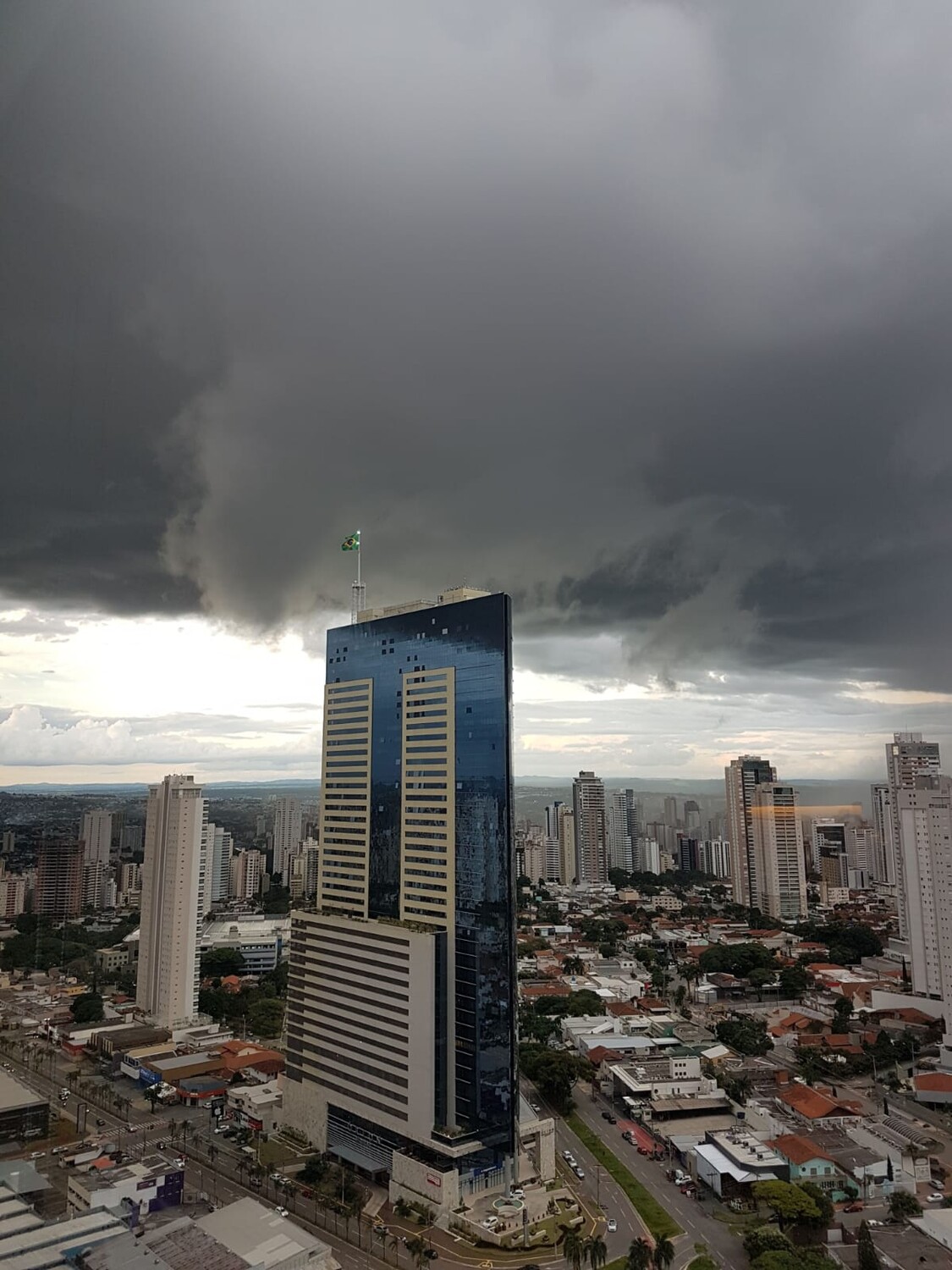 Mais de 90 cidades estão sob alerta de tempestade para esta segunda-feira, aponta Cimehgo