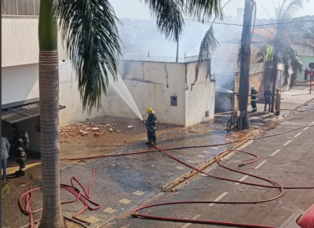 Galpão de estofados pega fogo; Bombeiros controlam incêndio e resgatam feridos