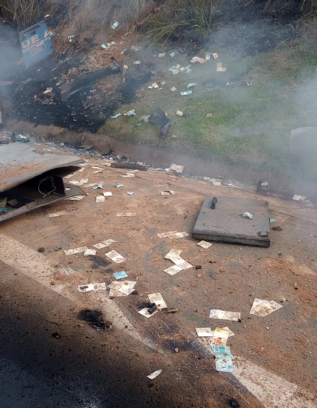 Criminosos explodem carro-forte em rodovia de SP; dinheiro fica espalhado na estrada