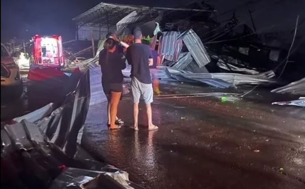 Chuva derruba teto de ginásio no interior do RS, deixando uma pessoa morta e quase 60 feridas