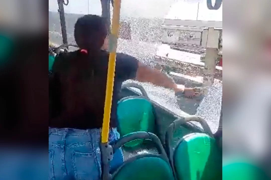 Desespero: Mãe quebra janela de ônibus após criança passar mal em meio a calor extremo