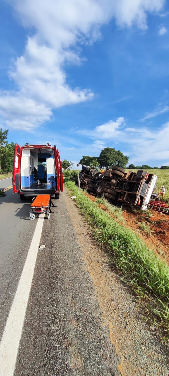 Caminhão capota em Pirenópolis e deixa sete pessoas feridas