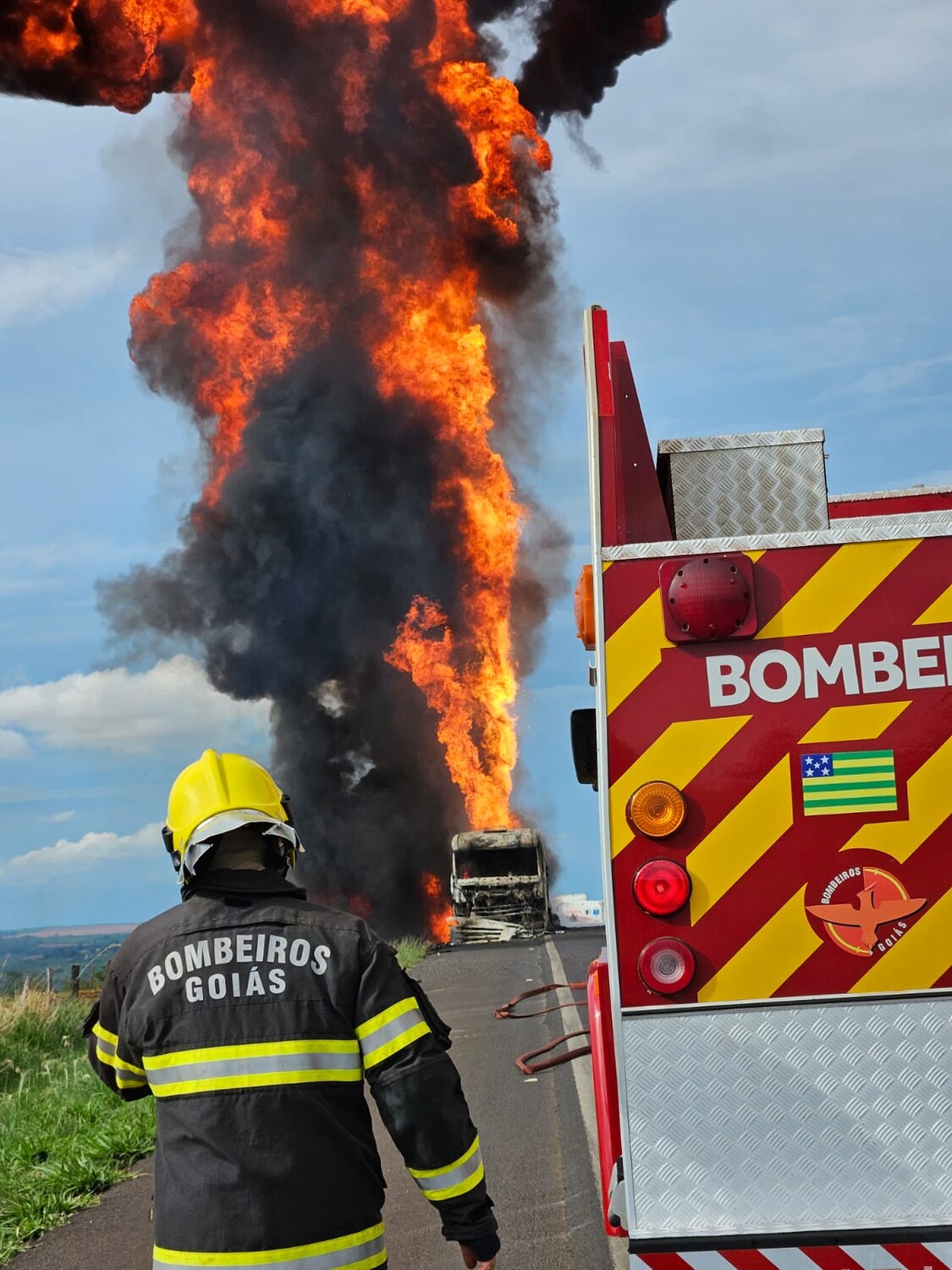 Carreta Carregada de Combustível fica em chamas na Br-153