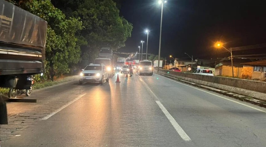 Passageira de moto por aplicativo morre após ser atropelada por caminhão