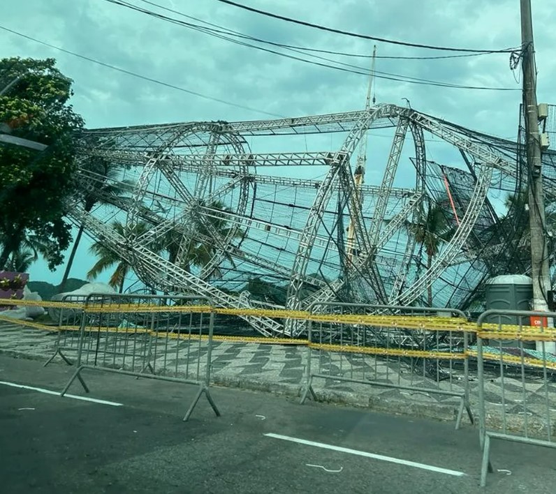 Árvore de Natal que custou quase R$9 milhões desaba no Rio