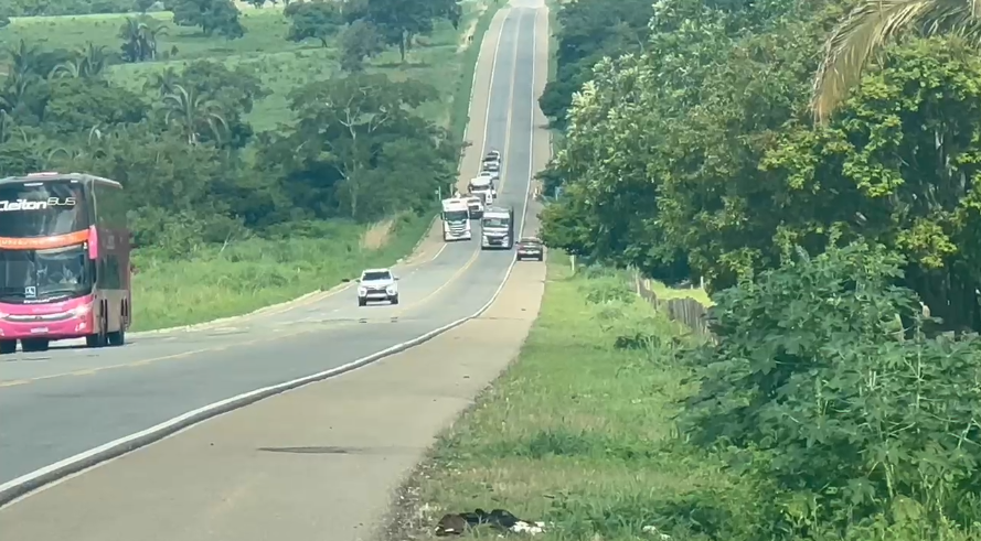 Caminhão com 50 toneladas na contramão causa terror na BR-070