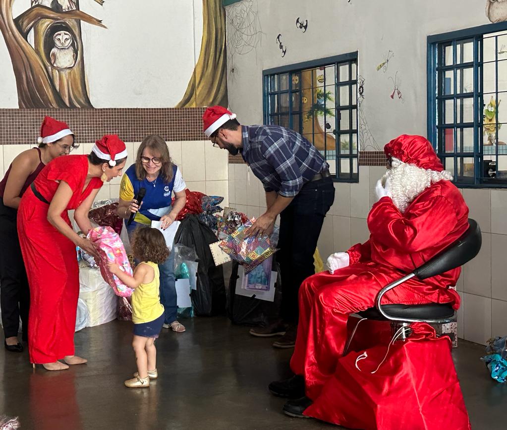 Equipes do HDT e Ceap-sol realizam a doação de mais de 500 brinquedos neste Natal