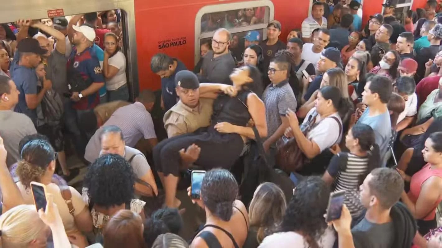 Trem descarrila e mulher é socorrida após quase morrer pisoteada