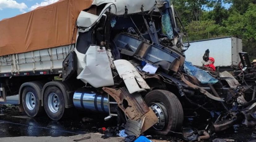 Acidente entre carreta mata duas pessoas