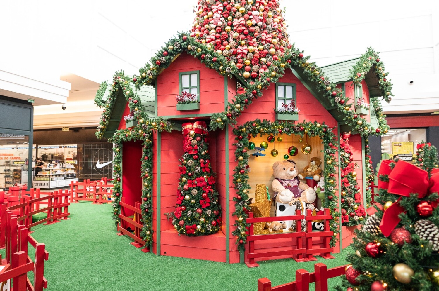 Passeio das Águas está com uma roda gigante dentro do shopping como atração de Natal