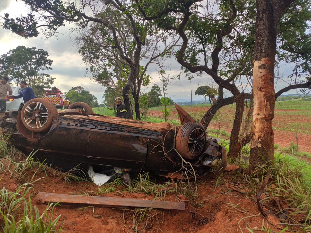 Carro capota e sai da pista durante acidente