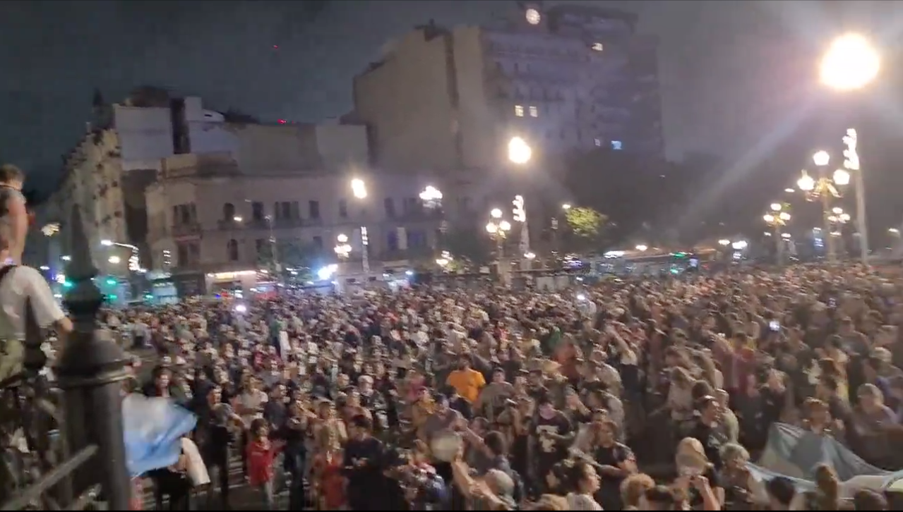 Protestos na Argentina têm momentos de tensão e dois detidos