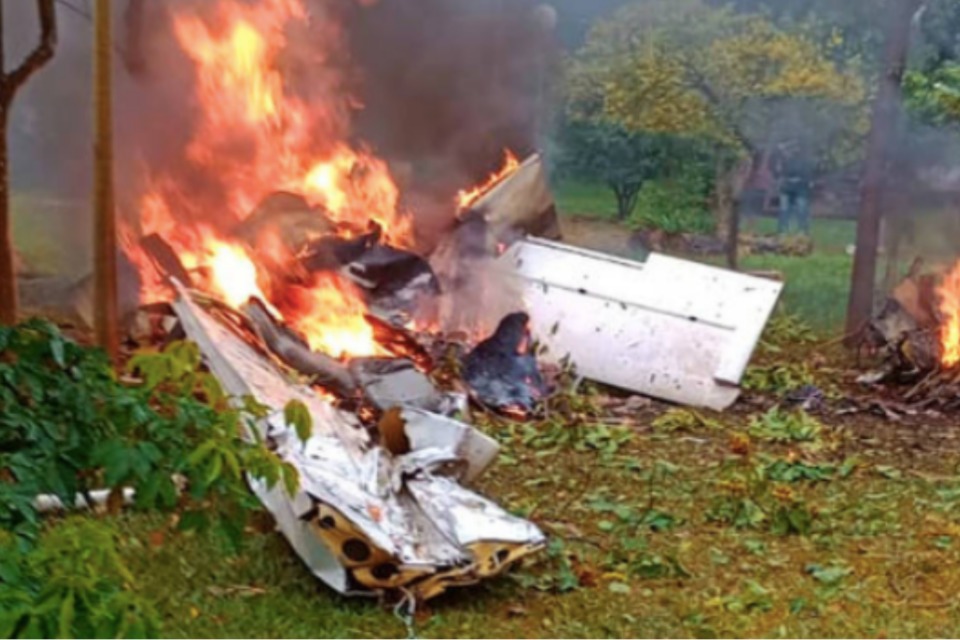 Queda de avião mata cinco pessoas