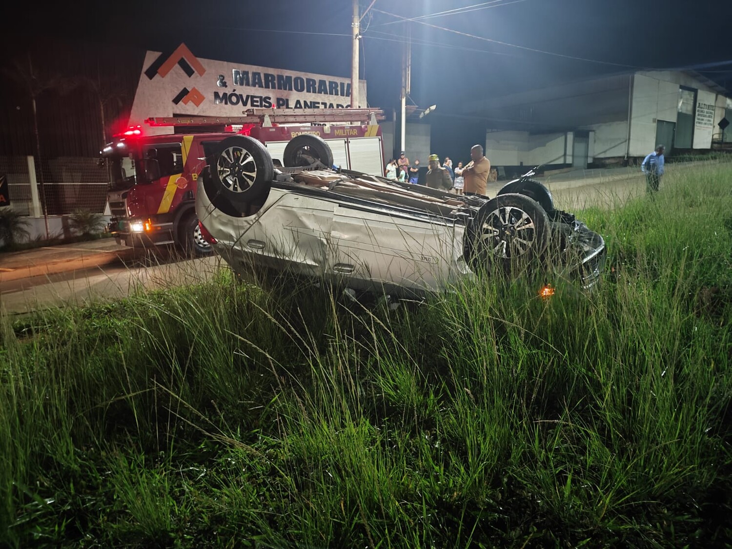 Capotamento de carro deixa casal ferido