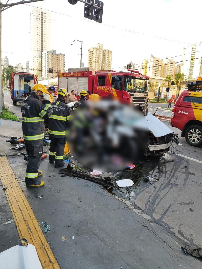 Carro invade loja de colchões