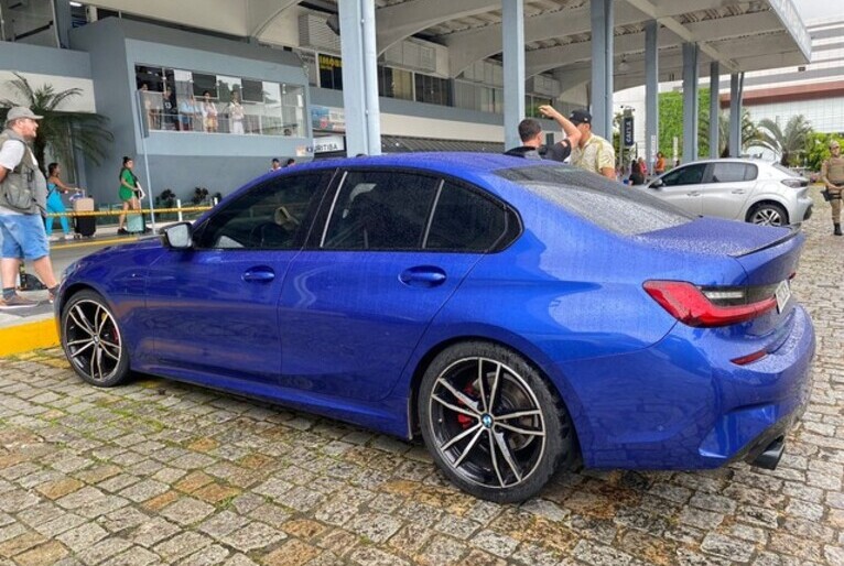 Quatro pessoas são encontradas mortas dentro de BMW