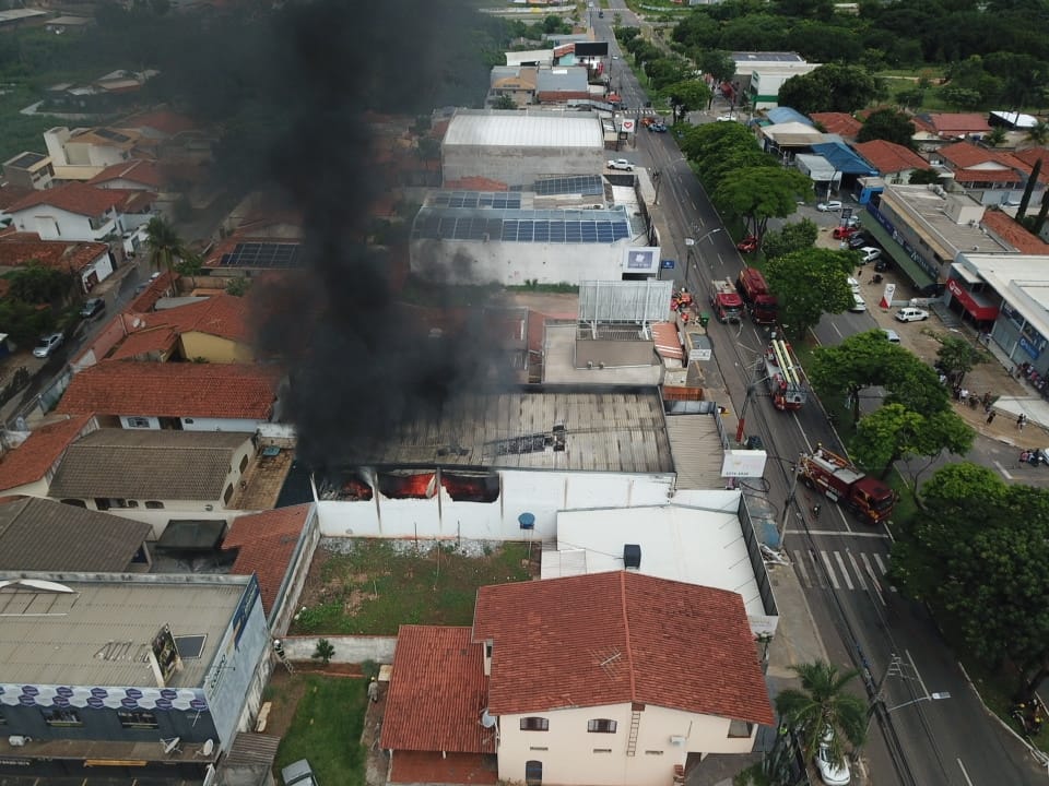 Incêndio destrói loja de artigos para festas