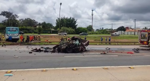 Batida entre ônibus e caminhonete deixa um morto e 14 feridos