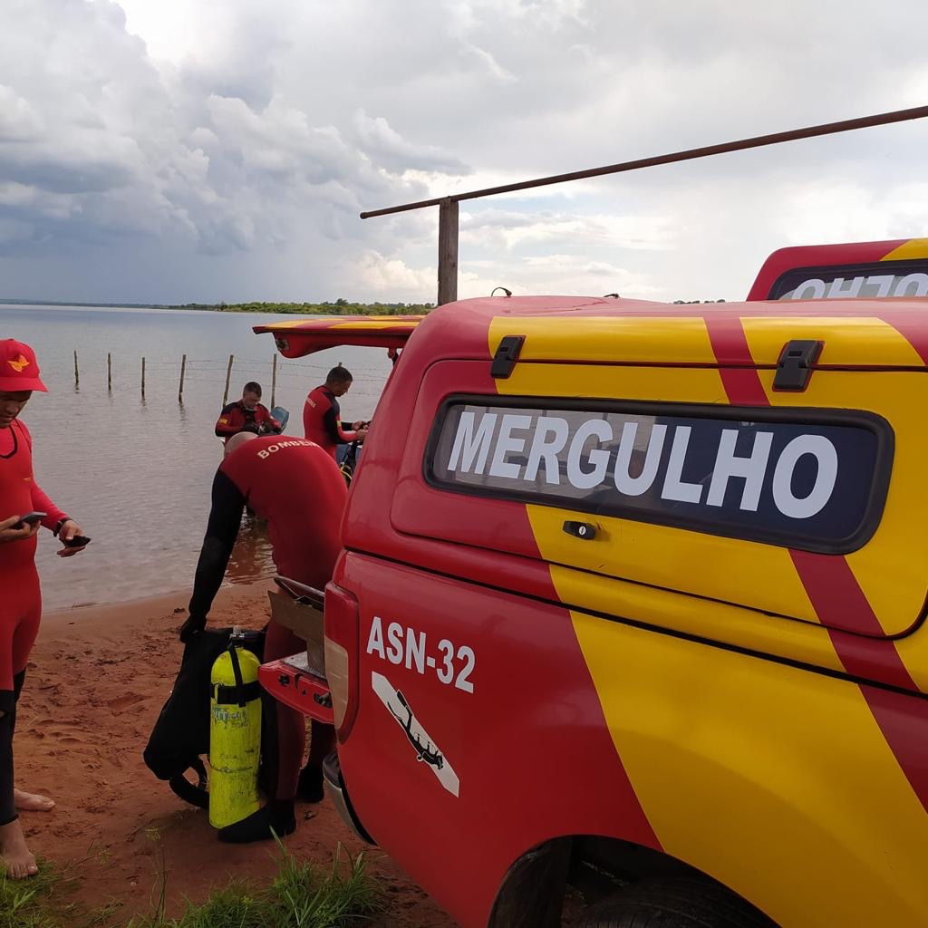 Homem desaparece em lago após perder o controle de uma canoa