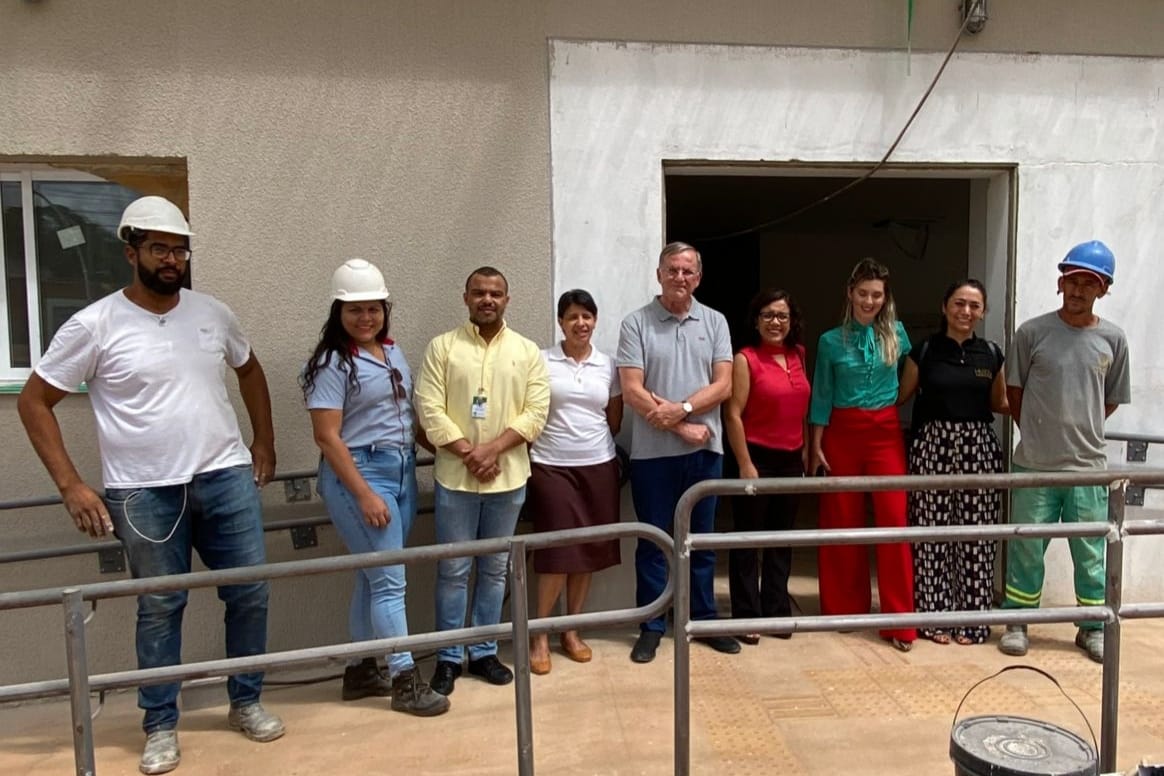 Antônio Gomide visita obras de centro de radioterapia da Santa Casa de Anápolis