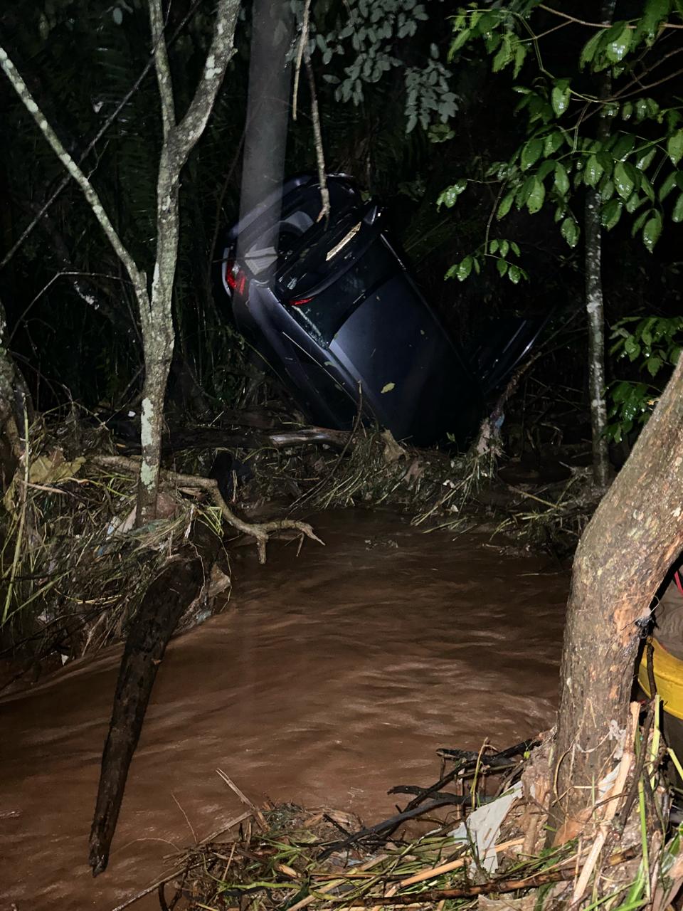 Casal de idosos é resgatado após carro ser arrastado por enxurrada